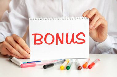 Beyaz gömlekli bir adam üzerinde 