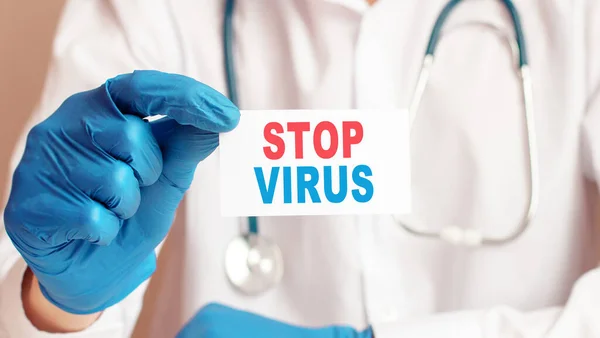 Доктор Держит Белую Бумажную Карточку Текстом Stop Virus Медицинская Концепция — стоковое фото