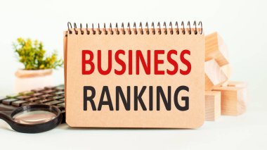 İş konsepti. Not defteri notlar, hesap makinesi, büyüteç, woden bloklar için beyaz kağıt metin BUSINESS RANking sayfası arkaplanda