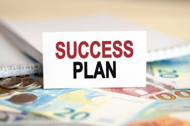 Finans ve ekonomi kavramı. Masanın üzerinde faturalar, bir tomar dolar ve üzerine de bir tabela var.