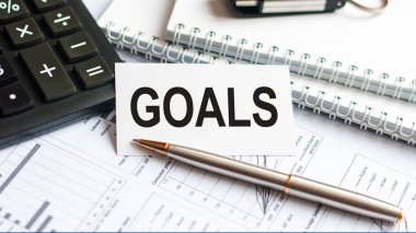 Beyaz kart, siyah harf, beyaz arkaplan üzerine metin hedefleri yazmak. İş konsepti.