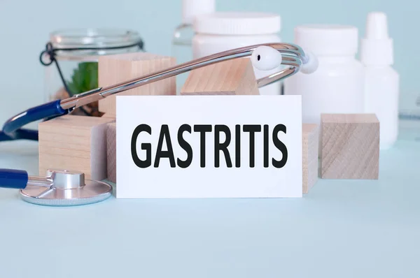 Gastritis Wörter Geschrieben Auf Weißem Krankenschein Mit Stethoskop Grüner Blume — Stockfoto