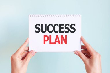 Bir kadının elindeki beyaz kart kâğıdına 