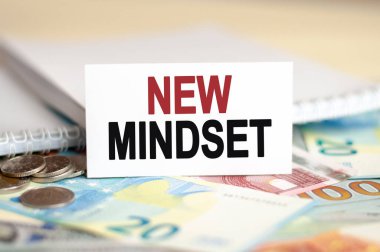 Finans ve ekonomi kavramı. Masanın üzerinde banknotlar, bir tomar dolar ve üzerinde 