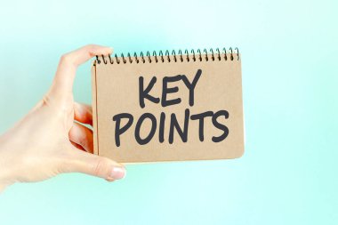 Anahtar, bir iş kadınının elindeki kağıt kâğıdına yazıyı işaret ediyor. El işi renkli kağıtta siyah harfler. İş konsepti