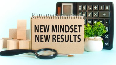 İş konsepti. Not defterinde notlar, tahta bloklar, kalem, büyüteç ve hesap makinesi arkaplanı için NEW RESULTS beyaz kağıt sayfası var. Seçici odak.