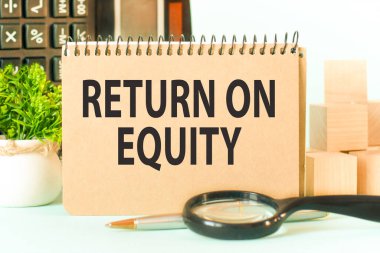 İş konsepti. Not defteri notlar, hesap makinesi, büyüteç, woden bloklar için grafikler arkaplan üzerinde beyaz kağıt eşitlik sayfası üzerinde RETURN ON