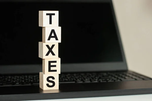 Impostos Texto Escrito Bloco Madeira Teclado Computador Contra Fundo Preto — Fotografia de Stock