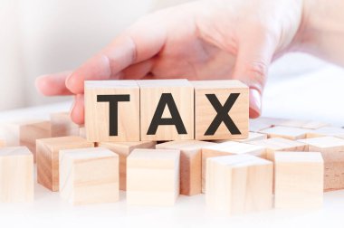 İş kadını El, tahta bloğu vergi metniyle değiştiriyor. Mali, Yönetim, İş ve Ekonomik kavramlar