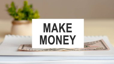 Not: Başvuranlardan para kazanmak, not defterinde iş konsepti. Arkaplanda banknot