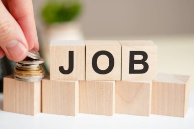 Yeşil çiçeğin arka planındaki tahta bloklarda 