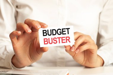 Beyaz gömlekli bir kadın üzerinde 