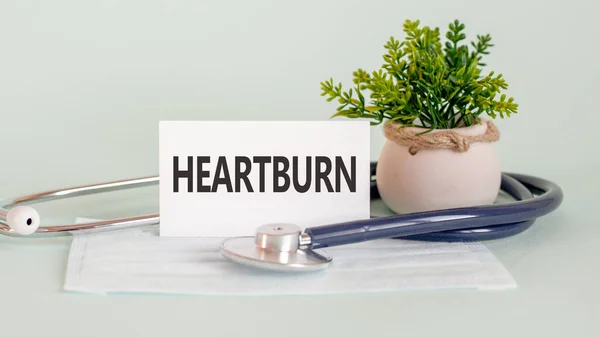 Heartburn Slova Napsaná Bílém Lékařském Průkazu Lékařskou Maskou Stetoskopem Zeleným — Stock fotografie
