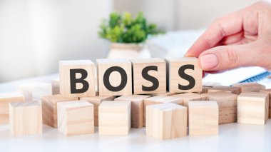 Patron tahta bloklarda masanın üstünde, iş konsepti.