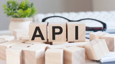 Masada tahta bloklar ve madeni paralar olan API kavramı, iş kavramı