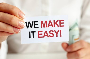 Dolar banknotları, beyaz arka planda beyaz not kağıtları. Kolayca mesajlaşırız. Finans ve ekonomi kavramı. Finans kavramı.