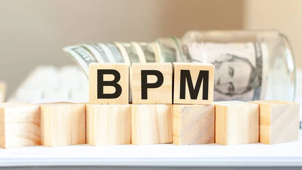 Bpmワードは木製のブロックで書かれています アメリカ通貨だ お金と金融の概念 Bpm ビジネスプロセス管理 銀行の概念 — ストック写真
