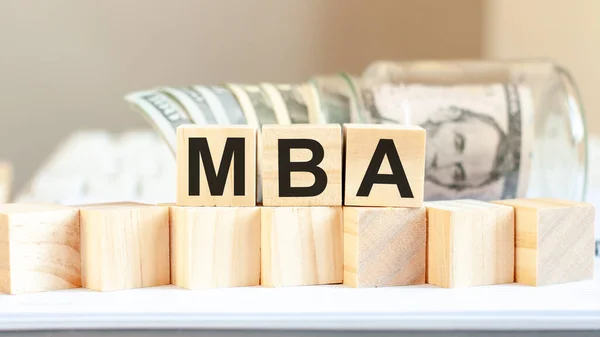 木製のブロックに書かれたMbaの単語 アメリカ通貨だ お金と金融の概念 Mba 経営管理学修士号 ビジネスコンセプト — ストック写真