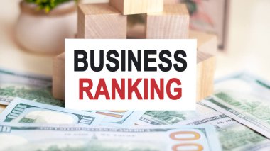 Finans ve ekonomi kavramı. Masanın üzerinde dolar ve üzerinde 