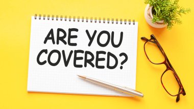 Sözcük mesajına göre, beyaz kağıt ve siyah harflerle kaplanmışsın. Sarı arka planda kalem, bardak ve yeşil çiçek. İş konsepti. Eğitim kavramı