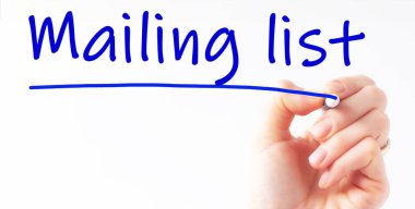 Mavi renk işaretleyicili el yazısı yazması e- posta listesi, konsept, stok resmi