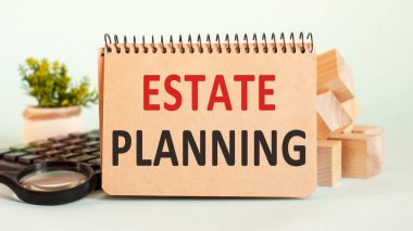 Not defteri notlar, hesap makinesi, büyüteç, arkaplanda woden bloklar için beyaz kağıt ESTATE Planlama sayfası