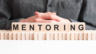 El, ahşap bir küp ve üzerinde 