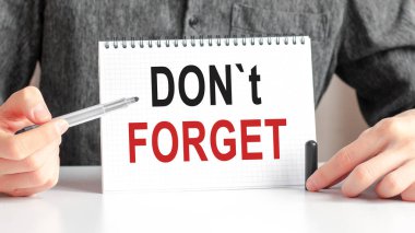 Masanın üzerinde kırmızı bir keçeli kalem ve üzerine yazılan beyaz bir kağıt tablet var - Kırmızı ve siyah harfleri unutmayın. İş konsepti.