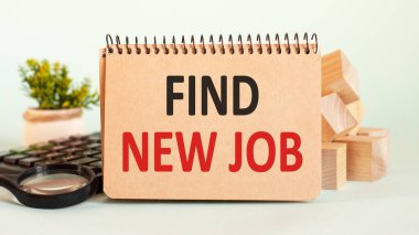 Not defteri notlar, hesap makinesi, büyüteç, arka planda woden bloklar için yeni bir iş sayfası bul. İş konsepti.