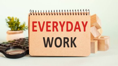 Not defteri, notlar, hesap makinesi, büyüteç, arka planda woden bloklar için günlük beyaz kağıt çalışma sayfası