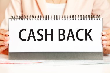 Kadın, elinde elinde CASH yazılı bir karton tutuyor. Siyah mektuplar yazan bir mesaj. İş ve ekonomi kavramı.