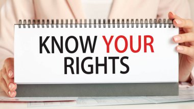 Kadın elinde bir karton tutuyor. Ellerinde yazı var. Haklarını biliyorsun. Siyah mektuplar yazan bir mesaj. İş ve ekonomi kavramı.