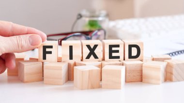 Kadın ahşap bloklarla kelime düzelttirdi. Seçici odak.