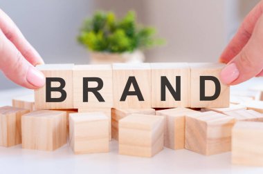 Ahşap masanın üzerinde 