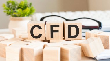 Tahta masa üzerine CFD küp ahşap harfler beyaz arka plan, iş konsepti. CFD, Farklılık Sözleşmesi 'nin kısaltılmışı