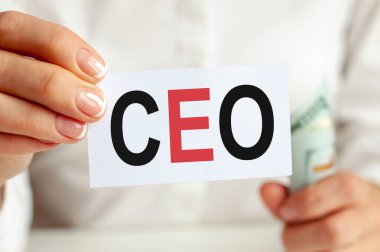 Dolar banknotları, beyaz arka planda beyaz not kağıtları. CEO mesajı. Finans ve ekonomi kavramı. Finans konsepti. CEO, genel müdürün kısaltması.