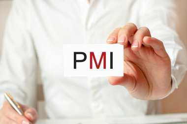 Beyaz gömlekli bir kadın üzerinde PMI yazan bir kağıt parçası tutuyor. PMI, Proje Yönetimi Enstitüsü 'nün kısaltması. Şirketler için iş kavramı.