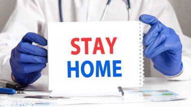 Doktor 'un mavi eldivenli elleri, üzerinde 