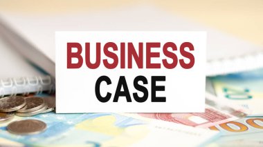 Finans ve ekonomi kavramı. Masanın üzerinde banknotlar, madeni paralar ve üzerine 