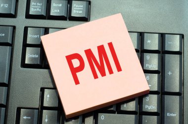 Finansal Derecelendirme Kaydı için iş konsepti siyah klavye arka planındaki yapışkan not kağıdına yazıldı. PMI 'yi gösteren kavramsal el yazısı başlığı ilhamı. pmi - proje yönetimi enstitüsünün kısaltması