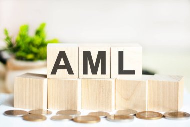 Ahşap küplere AML kelimesi, banknotlar ve arka planda hesap makinesi. İş ve finans kavramı. Üzerinde AML yazan küpleri. İş konsepti. Kara para aklama karşıtı AML kısaltması