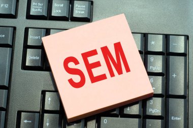 Finansal derecelendirme için iş konsepti siyah klavye arka planındaki yapışkan not kağıdına yazıldı. Sem 'i gösteren kavramsal el yazısı başlığı ilhamı. sem - arama motoru pazarlamasının kısaltması