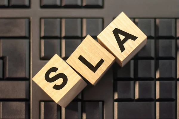 コピースペース ビジネスコンセプトのキーボードの背景に3D木製のアルファベット文字でスラ 短期間のサービスレベル契約 — ストック写真