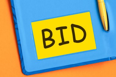 Teklif, sarı not kağıdına siyah harflerle yazılmıştır. Mavi günlüğün arka planında sarı bir kalem gömülü..