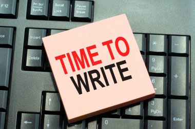 Finansal Derecelendirme Kaydı için iş konsepti siyah klavye arka planındaki yapışkan not kağıdına yazıldı. Yazma zamanını gösteren kavramsal el yazısı başlığı ilhamı.