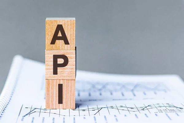 Api Application Programming Interface Akronym Auf Holzwürfeln Auf Zahlenkolonnen Hintergrund — Stockfoto