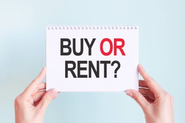 Beyaz kart kağıdına bir kadının elindeki yazıları satın al ya da kirala. Beyaz kağıtta siyah ve kırmızı harfler. İş konsepti.