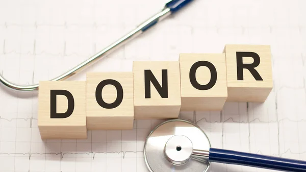 Kata Donor Ditulis Pada Balok Kayu Dan Stetoskop Pada Latar — Stok Foto