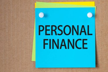 Kişisel finans mavi kağıda yazıldı ve mantar tahtaya iğnelendi, iş konsepti