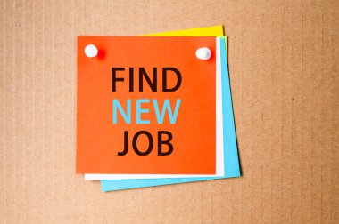 bir el işi kağıdı arka planında - açık kırmızı kare etiketi ile metin yeni bir iş bul, iş konsepti